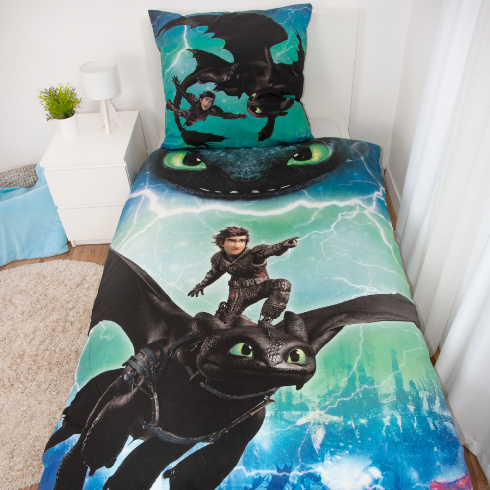 Pościel bawełniana „How to train your dragon“. Pościel bawełniana, 135x200 cm. Pościel w odcieniach niebieskiego, zieleni i czerni ze smokiem, jeźdźcem i błyskawicami. Pościel bawełniana „How to train your dragon“. Pościel bawełniana, 135x200 cm. Pościel w odcieniach niebieskiego, zieleni i czerni ze smokiem, jeźdźcem i błyskawicami.