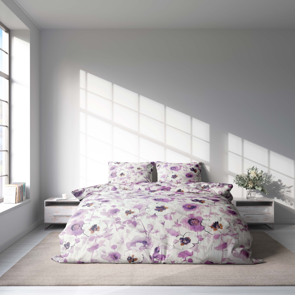 Komplet pościeli "Jasmine". Komplety pościeli 140x200, 140x200 cm, 200x200 cm, 200x220 cm, 220x240 cm. Elegancka pościel ozdobiona fioletowymi i białymi kwiatami jaśminu.