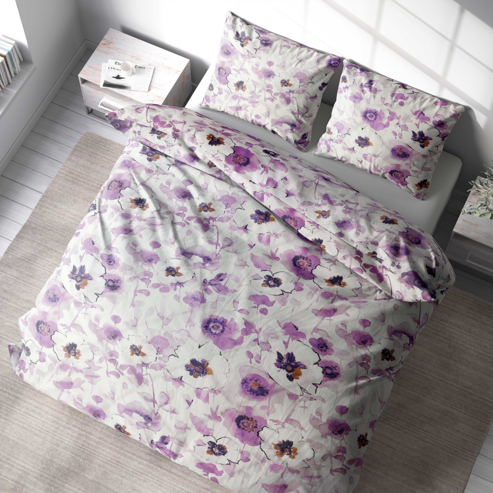 Komplet pościeli "Jasmine". Komplety pościeli 140x200, 140x200 cm, 200x200 cm, 200x220 cm, 220x240 cm. Spokojna pościel z fioletowymi i białymi kwiatami jaśminu na białym tle.