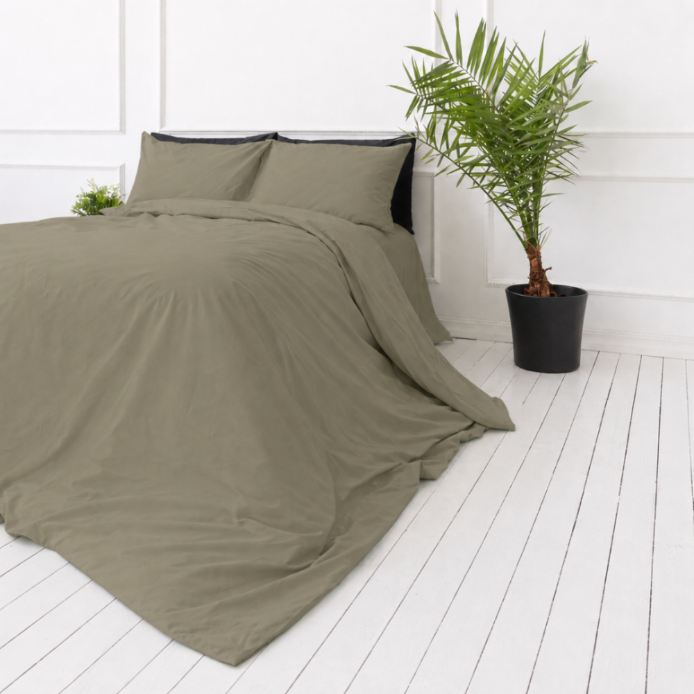 Komplet pościeli "Khaki Grey". Pościel jednokolorowa, 140x200 cm, 150x200 cm, 160x200 cm, 180x200 cm, 200x200 cm, 200x220 cm, 220x240 cm. Spokojny komplet pościeli w ziemistych tonach z szarobrązowym odcieniem. Komplet pościeli "Khaki Grey". Pościel jednokolorowa, 140x200 cm, 150x200 cm, 160x200 cm, 180x200 cm, 200x200 cm, 200x220 cm, 220x240 cm. Spokojny komplet pościeli w ziemistych tonach z szarobrązowym odcieniem.
