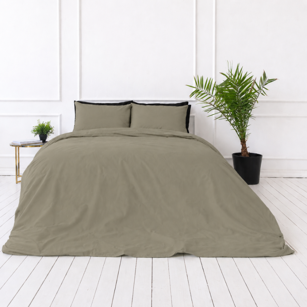 Komplet pościeli "Khaki Grey". Pościel jednokolorowa, 140x200 cm, 150x200 cm, 160x200 cm, 180x200 cm, 200x200 cm, 200x220 cm, 220x240 cm. Subtelny design pościeli w odcieniu khaki szarości do nowoczesnej sypialni. Komplet pościeli "Khaki Grey". Pościel jednokolorowa, 140x200 cm, 150x200 cm, 160x200 cm, 180x200 cm, 200x200 cm, 200x220 cm, 220x240 cm. Subtelny design pościeli w odcieniu khaki szarości do nowoczesnej sypialni.