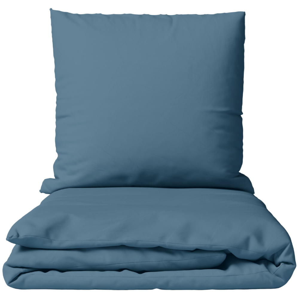 Komplet pościeli "Yale Blue". Pościel jednokolorowa, 140x200 cm, 150x200 cm, 160x200 cm, 180x200 cm, 200x200 cm, 200x220 cm, 220x240 cm. Jednokolorowy komplet pościeli w stonowanym niebieskim odcieniu bez wzorów. Komplet pościeli "Yale Blue". Pościel jednokolorowa, 140x200 cm, 150x200 cm, 160x200 cm, 180x200 cm, 200x200 cm, 200x220 cm, 220x240 cm. Jednokolorowy komplet pościeli w stonowanym niebieskim odcieniu bez wzorów.