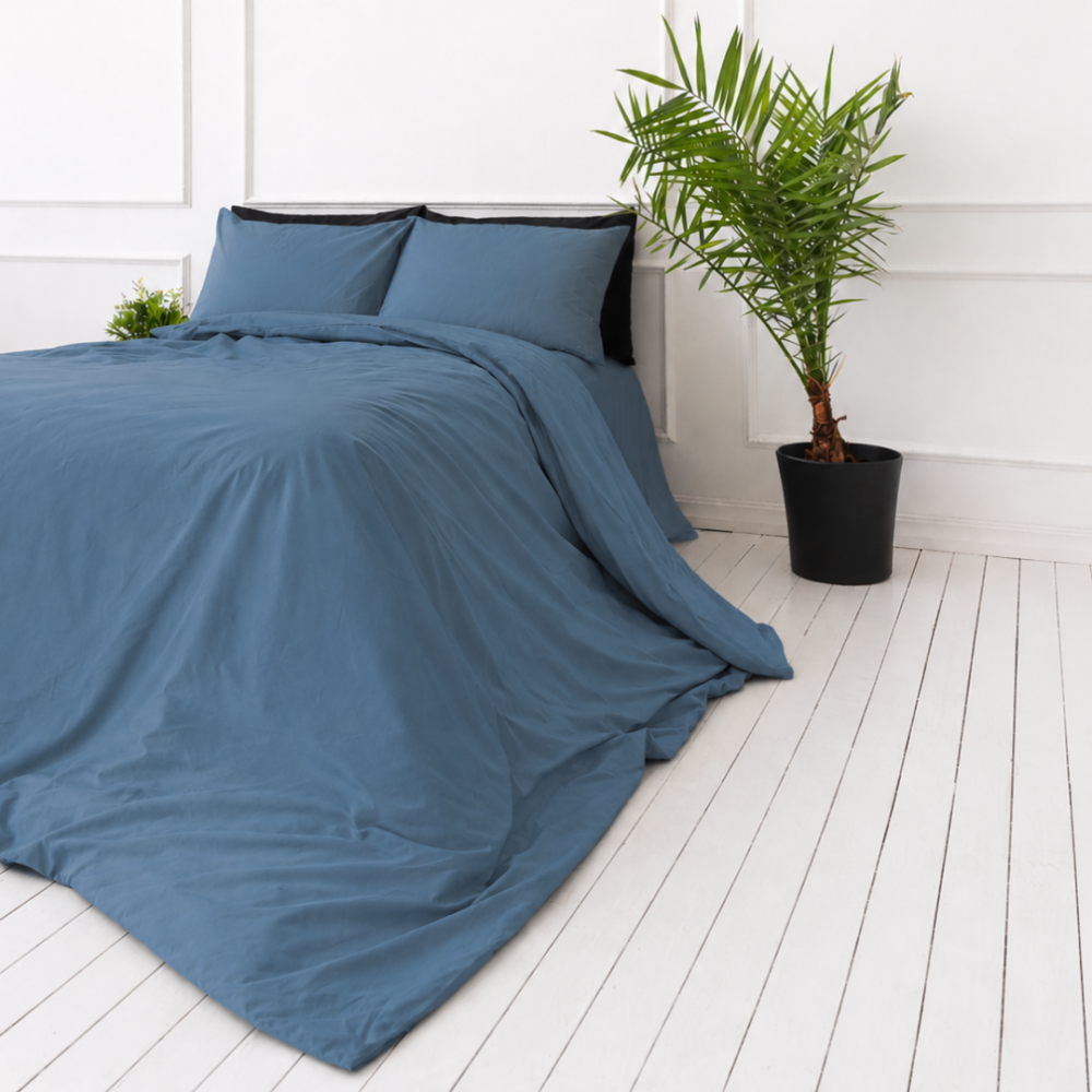 Komplet pościeli "Yale Blue". Pościel jednokolorowa, 140x200 cm, 150x200 cm, 160x200 cm, 180x200 cm, 200x200 cm, 200x220 cm, 220x240 cm. Pościel w głębokim odcieniu yale blue do nowoczesnej sypialni. Komplet pościeli "Yale Blue". Pościel jednokolorowa, 140x200 cm, 150x200 cm, 160x200 cm, 180x200 cm, 200x200 cm, 200x220 cm, 220x240 cm. Pościel w głębokim odcieniu yale blue do nowoczesnej sypialni.