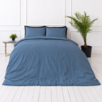 Komplet pościeli "Yale Blue". Pościel jednokolorowa, 140x200 cm, 150x200 cm, 160x200 cm, 180x200 cm, 200x200 cm, 200x220 cm, 220x240 cm. Spokojny stalowoniebieski design pościeli o matowym wykończeniu. Komplet pościeli "Yale Blue". Pościel jednokolorowa, 140x200 cm, 150x200 cm, 160x200 cm, 180x200 cm, 200x200 cm, 200x220 cm, 220x240 cm. Spokojny stalowoniebieski design pościeli o matowym wykończeniu.