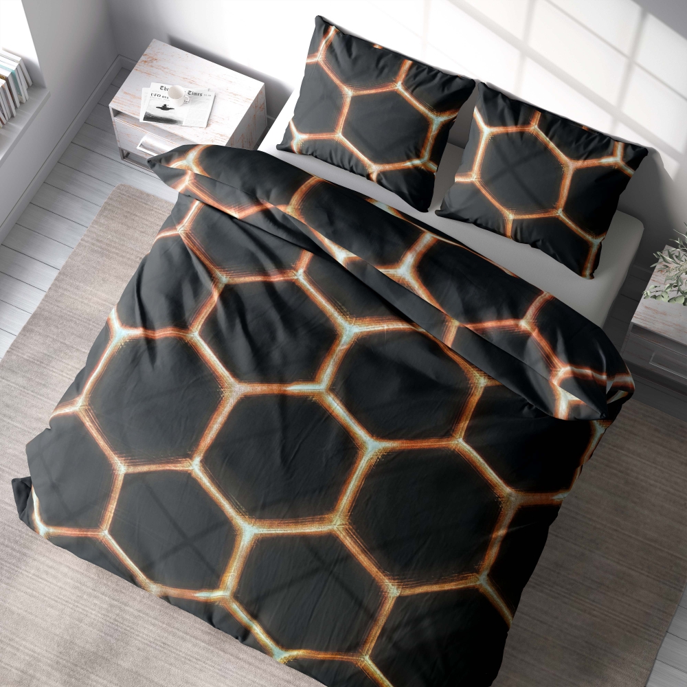 Komplet pościeli "Lavahive". Komplety pościeli 140x200, 200x220 cm. Elegancki komplet pościeli z iskrami przypominającymi ule na czarnym tle.