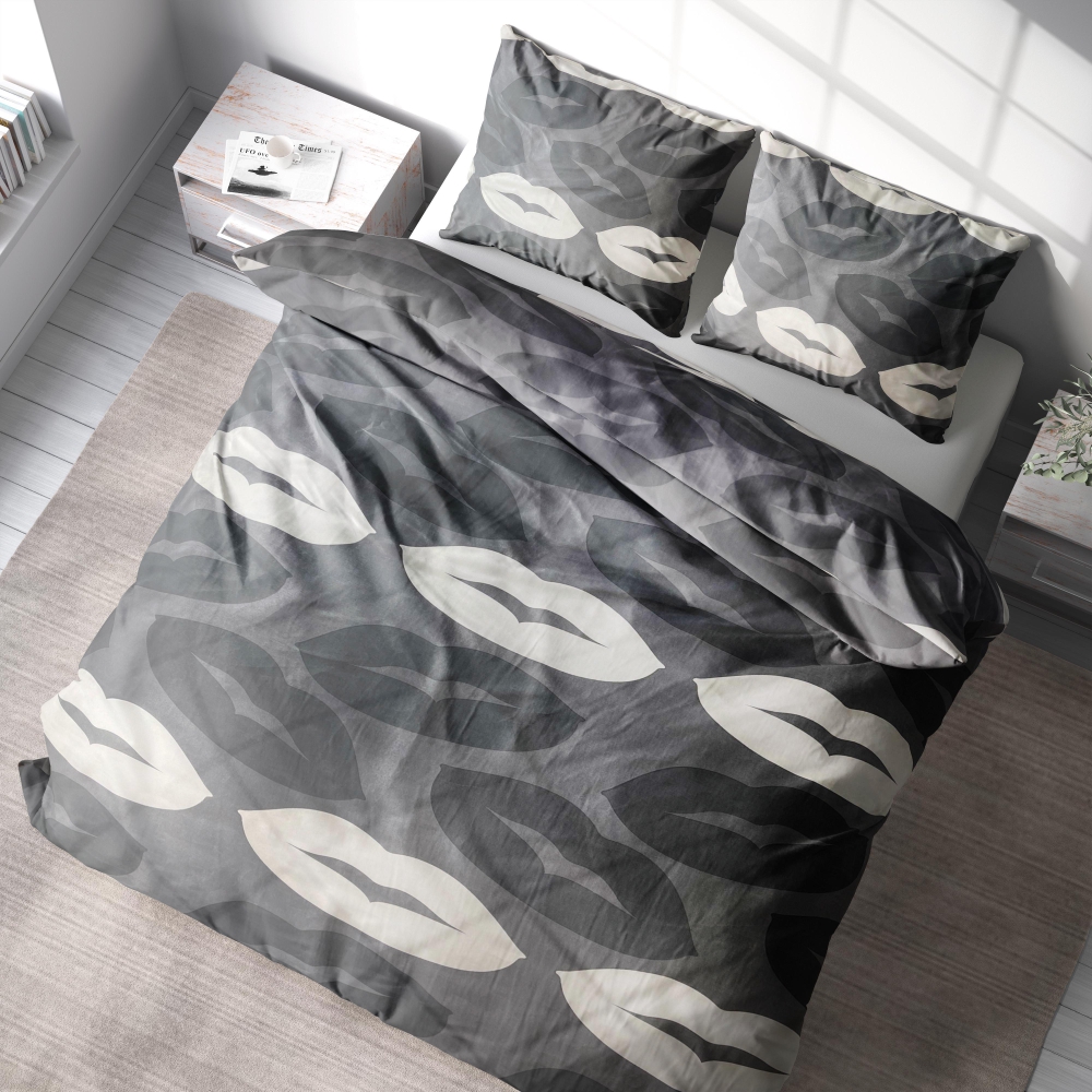 Komplet pościeli "Lipstick". Komplety pościeli 140x200, 140x200 cm, 200x200 cm, 200x220 cm. Elegancki zestaw szarej pościeli ozdobiony jasnymi i ciemnoszarymi wzorami szminki, wnoszący wyjątkowy i modny charakter do twojej przestrzeni.