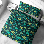 Komplet pościeli „Lucky Leaf“. Komplety pościeli 140x200, 140x200 cm, 160x200 cm, 200x200 cm, 200x220 cm, 220x240 cm. Zestaw pościeli w głębokiej zieleni, wypełniony wesołymi wzorami koniczyn, idealny do stworzenia natury inspirowanego i spokojnego środowiska do snu.