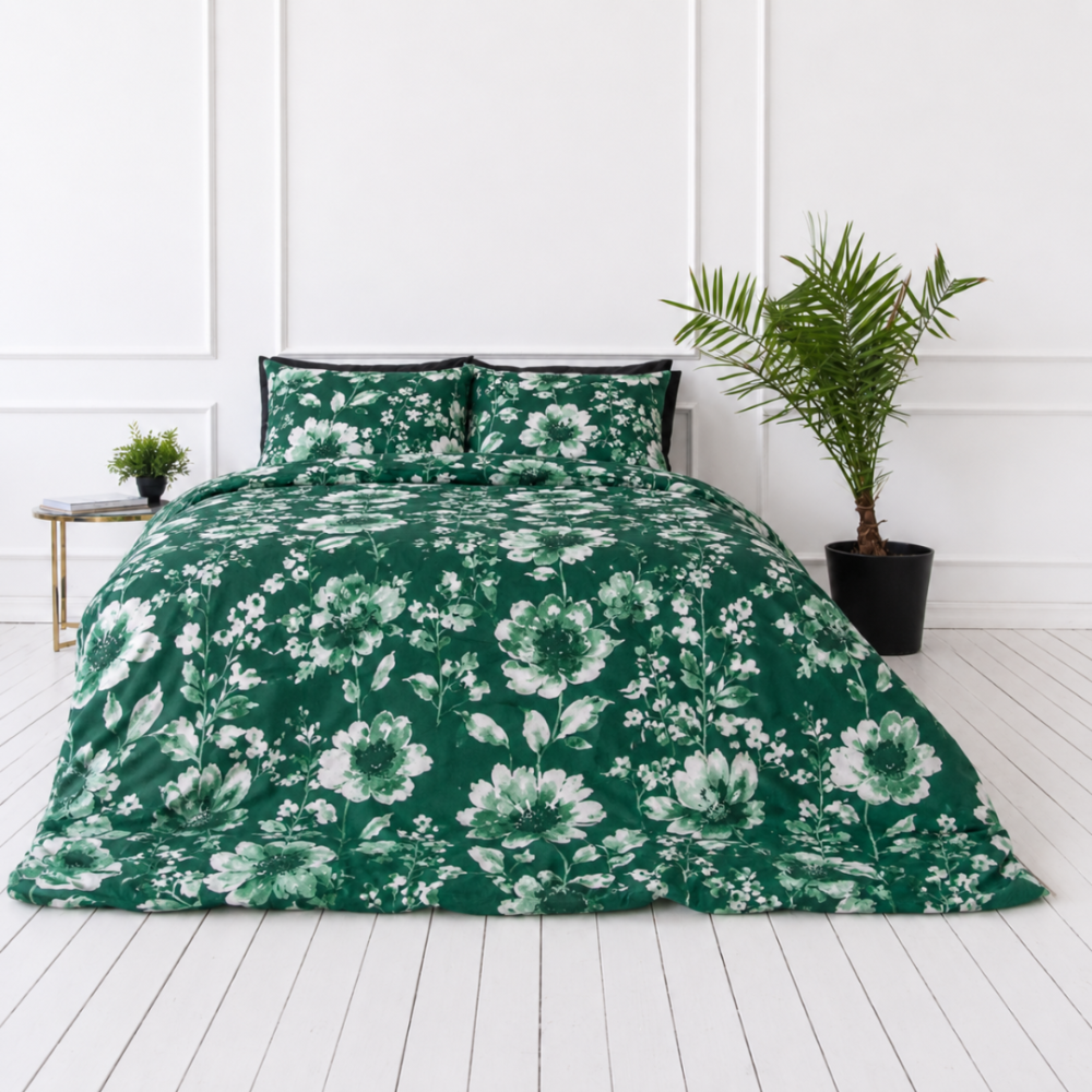 Komplet pościeli „Lush Green“. Zielona pościel, 140x200 cm, 150x200 cm, 160x200 cm, 180x200 cm, 200x200 cm, 200x220 cm, 220x240 cm. Zielone tło z białymi kwiatami – elegancki wybór do sypialni, który wnosi świeżość i harmonię. Komplet pościeli „Lush Green“. Zielona pościel, 140x200 cm, 150x200 cm, 160x200 cm, 180x200 cm, 200x200 cm, 200x220 cm, 220x240 cm. Zielone tło z białymi kwiatami – elegancki wybór do sypialni, który wnosi świeżość i harmonię.