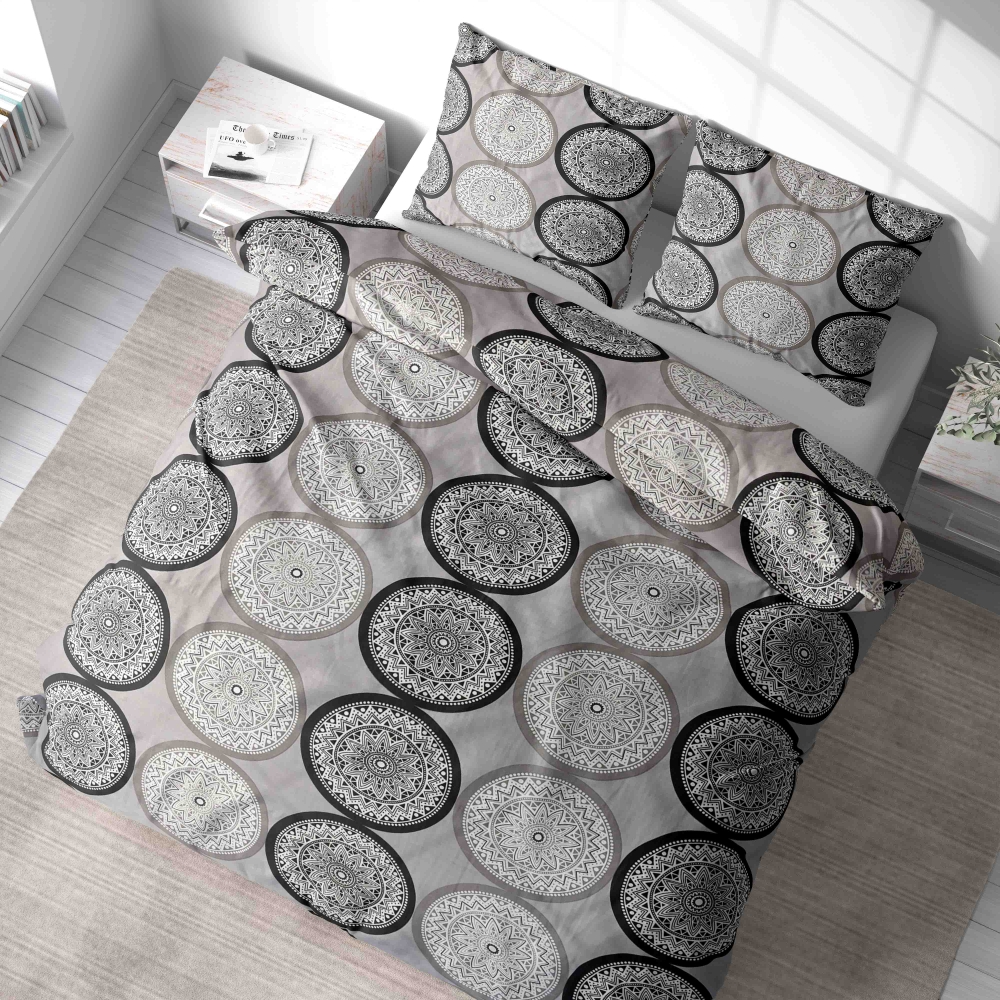 Komplet pościeli "Mandala". Komplety pościeli 140x200, 140x200 cm, 200x200 cm, 200x220 cm. Stylowy zestaw szarej pościeli z pięknymi szarymi, białymi i czarnymi wzorami mandali, wprowadzający poczucie spokoju i wyrafinowania do twojej przestrzeni.