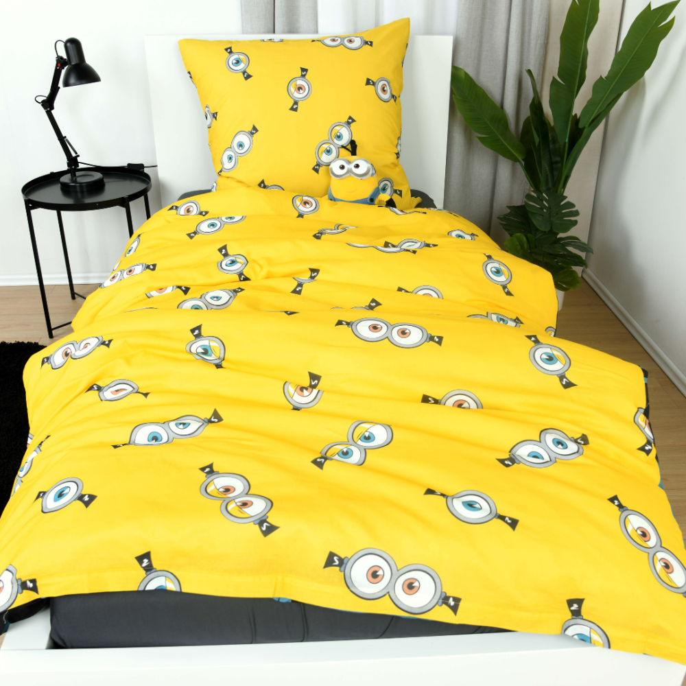 Pościel bawełniana „Minions“. Pościel bawełniana, 135x200 cm. Dwustronny wzór minions – żółty drobny deseń i czarno-niebieski motyw z postaciami Pościel bawełniana „Minions“. Pościel bawełniana, 135x200 cm. Dwustronny wzór minions – żółty drobny deseń i czarno-niebieski motyw z postaciami