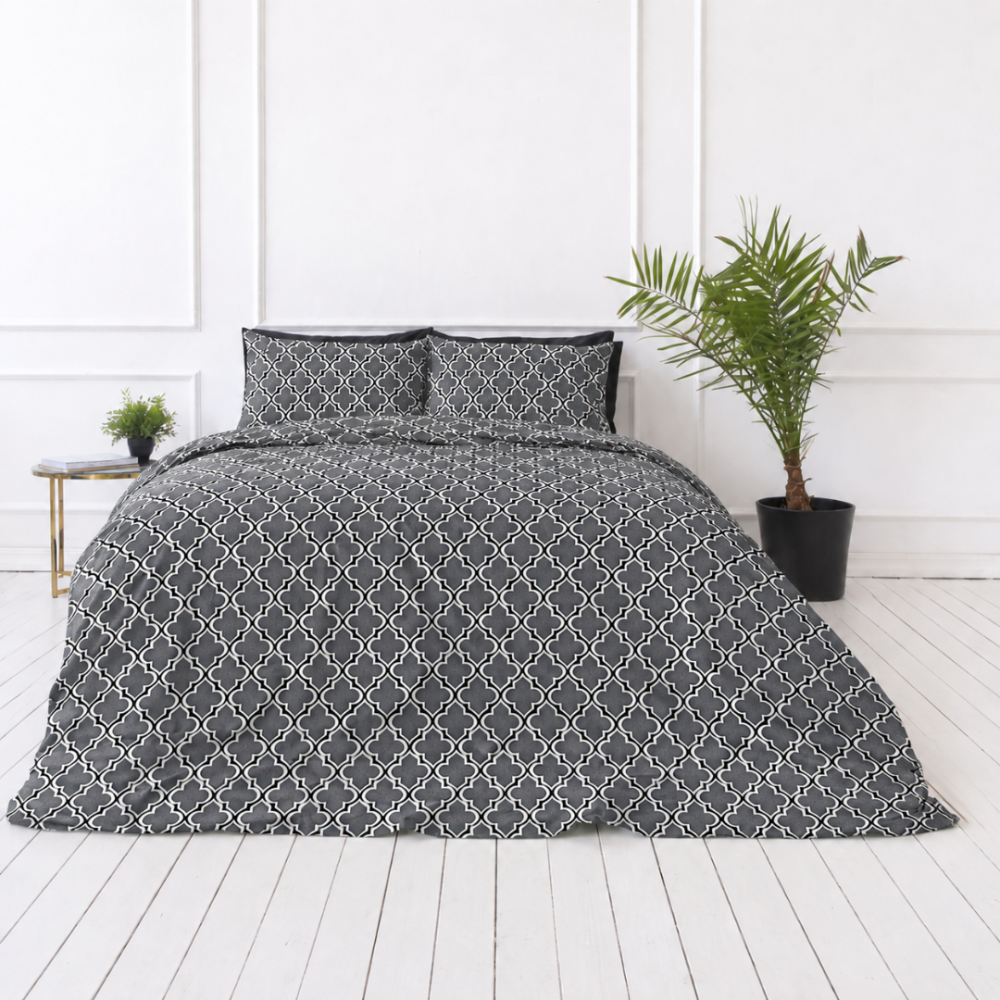 Komplet pościeli "Morocco grey". Szara pościel, 140x200 cm, 150x200 cm, 160x200 cm, 180x200 cm, 200x200 cm, 200x220 cm, 220x240 cm. Szaro-czarny design pościeli z eleganckim białym ornamentem
