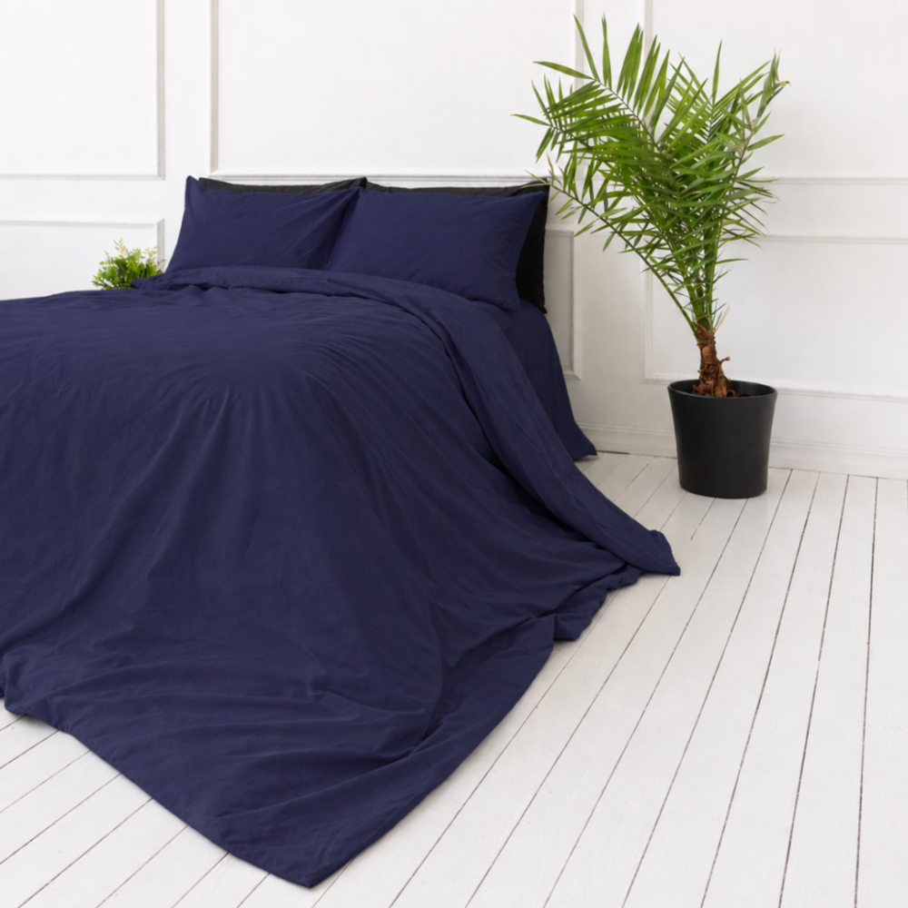 Komplet pościeli "Navy". Pościel jednokolorowa, 140x200 cm, 150x200 cm, 160x200 cm, 180x200 cm, 200x200 cm, 200x220 cm, 220x240 cm. Kojący ciemnoniebieski zestaw pościeli zapewniający spokojną atmosferę w sypialni. Komplet pościeli "Navy". Pościel jednokolorowa, 140x200 cm, 150x200 cm, 160x200 cm, 180x200 cm, 200x200 cm, 200x220 cm, 220x240 cm. Kojący ciemnoniebieski zestaw pościeli zapewniający spokojną atmosferę w sypialni.