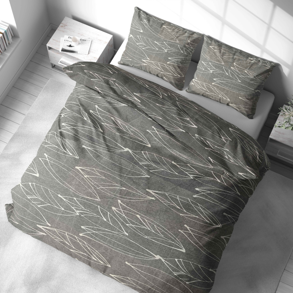 Komplet pościeli „Painted Breeze“. Komplety pościeli 140x200, 140x200 cm, 200x200 cm, 200x220 cm. Zestaw pościeli w stonowanym szarym kolorze z misternie zilustrowanymi liśćmi, zapewniającym uspokajający i wyrafinowany wygląd każdemu wystrojowi sypialni.