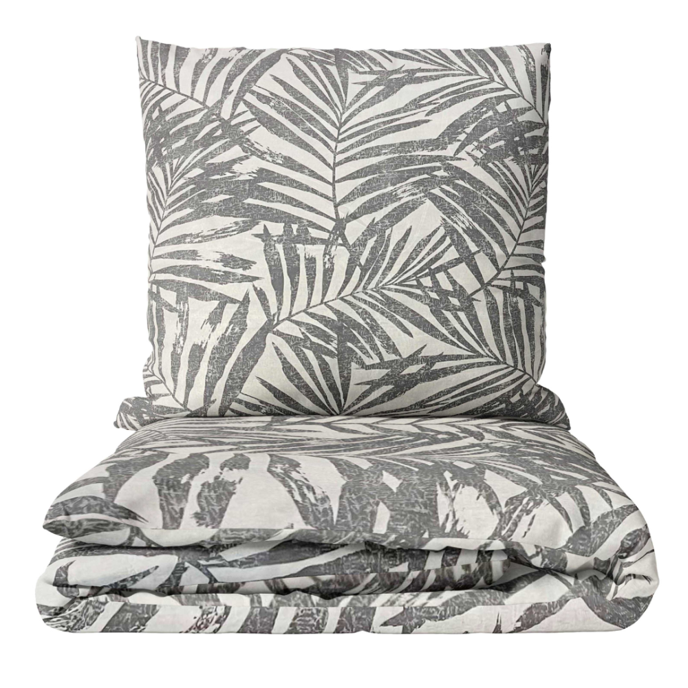 Komplet pościeli „Palm Drift“. Komplety pościeli 140x200, 140x200 cm, 160x200 cm, 200x200 cm, 200x220 cm, 220x240 cm. Zestaw pościeli w delikatnych jasnych kolorach ozdobiony żywymi liśćmi palmowymi, idealny dla świeżego i tropikalnego klimatu w twojej sypialni.
