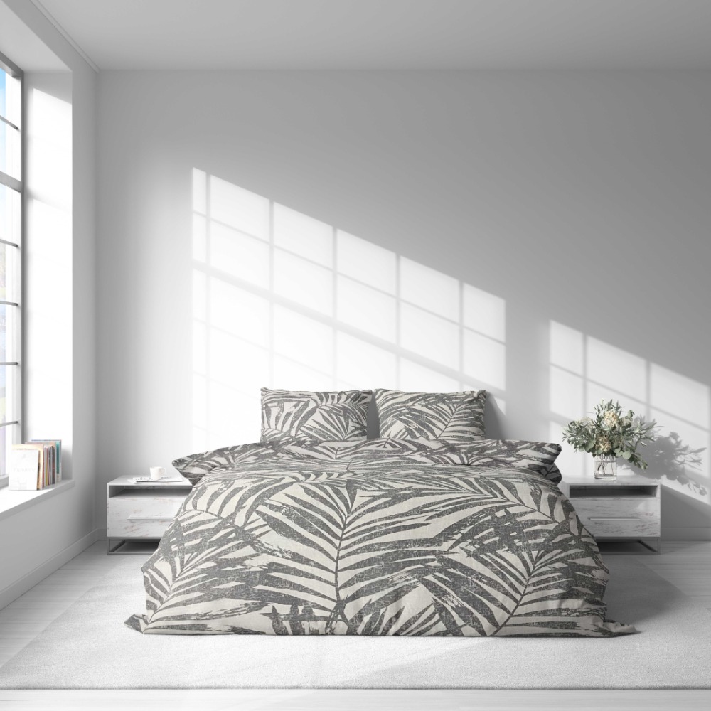 Komplet pościeli „Palm Drift“. Komplety pościeli 140x200, 140x200 cm, 160x200 cm, 200x200 cm, 200x220 cm, 220x240 cm. Elegancki zestaw pościeli w jasnych odcieniach, pięknie akcentowany szczegółowymi liśćmi palmowymi, tworzący spokojną i przytulną atmosferę.