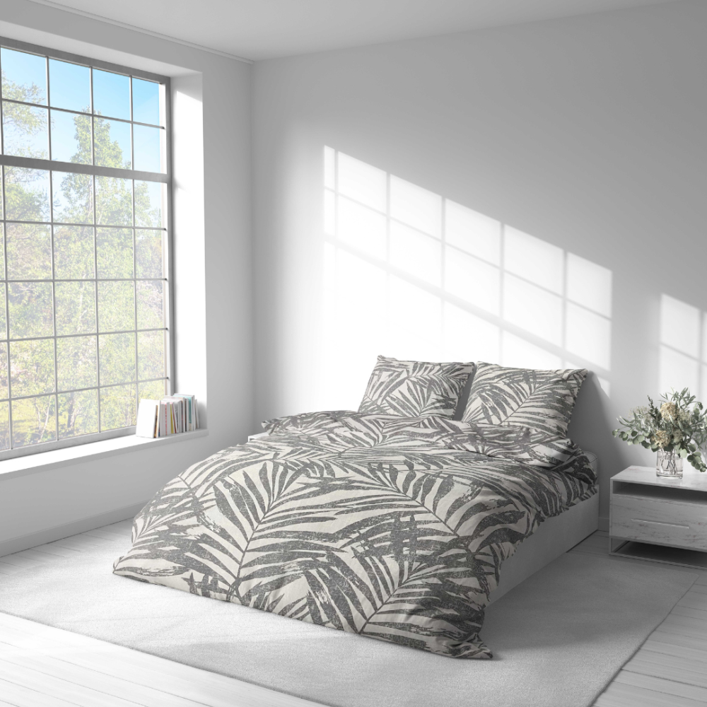 Komplet pościeli „Palm Drift“. Komplety pościeli 140x200, 140x200 cm, 160x200 cm, 200x200 cm, 200x220 cm, 220x240 cm. Zestaw pościeli w jasnych kolorach z bujnymi liśćmi palmowymi, wprowadzającymi odrobinę natury i spokoju do dekoracji twojej sypialni.
