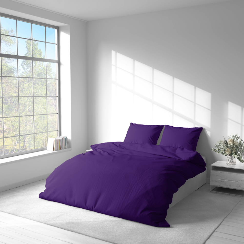 Komplet pościeli "Pansy". Pościel hotelowa, 140x200 cm, 160x200 cm, 200x200 cm, 200x220 cm, 220x240 cm. Głęboki fioletowy zestaw pościeli, oferujący przytulny i szykowny wygląd z odważnym, intensywnym kolorem na twoje łóżko.