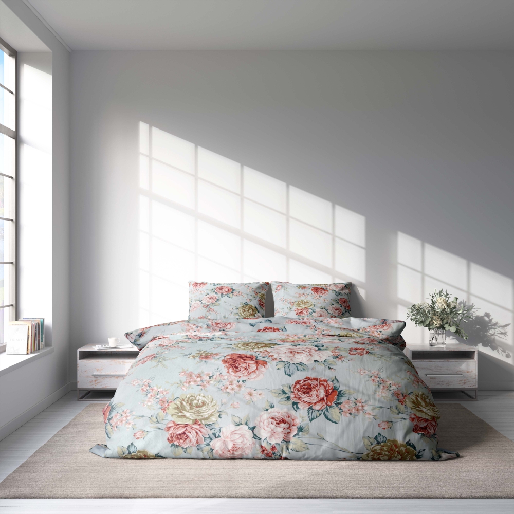 Komplet pościeli "Peony". Komplety pościeli 140x200, 140x200 cm, 200x200 cm, 200x220 cm. Kojąca niebieskawa pościel ozdobiona piwoniami w różowych i piaskowych odcieniach.