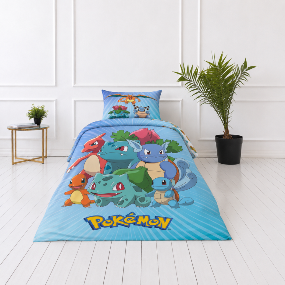 Pościel bawełniana „Pokemon“. Pościel bawełniana, 135x200 cm. Dwustronny jasnoniebieski komplet pościeli z pokémonami i drobnym wzorem na białym tle.