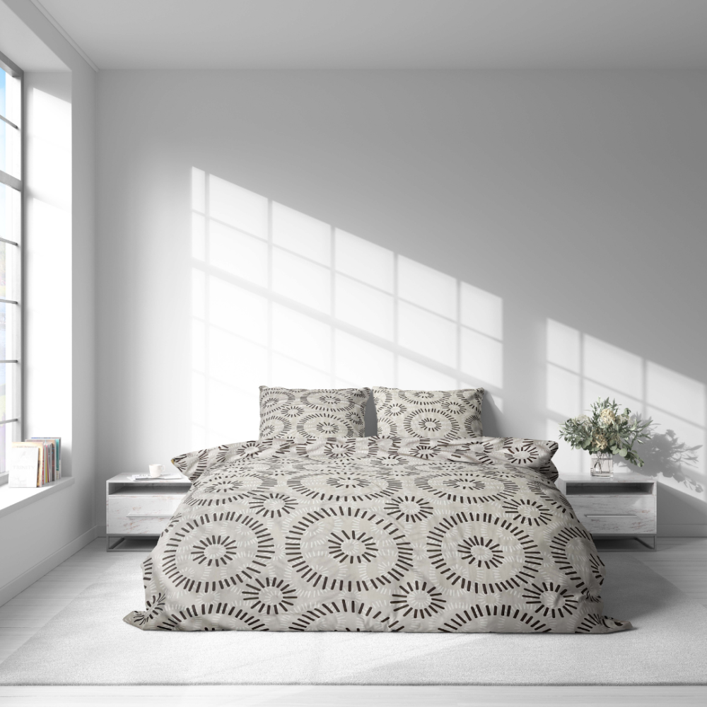 Komplet pościeli „Round Robin“. Komplety pościeli 140x200, 140x200 cm, 200x200 cm, 200x220 cm. Zestaw pościeli w kolorach białym i czarnym z symetrycznymi okrągłymi wzorami.