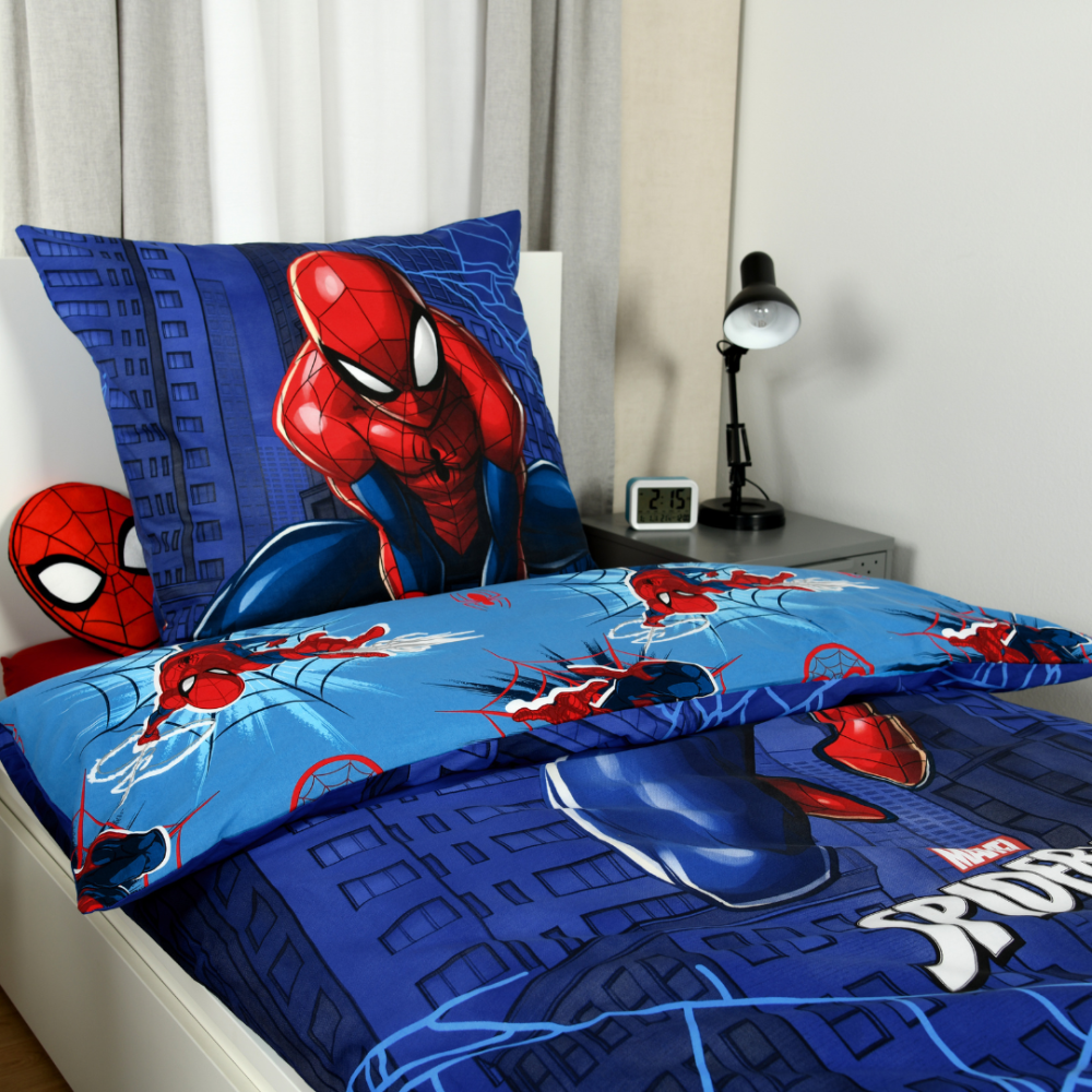 Pościel bawełniana „Spiderman“. Pościel bawełniana, 135x200 cm. Dwustronny niebieski wzór spider-man z motywami miasta, pajęczyn i spider-mana