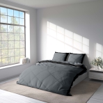 Komplet pościeli "Squared Dark". Komplety pościeli 200x220, 200x220 cm. Elegancka ciemnoszara pościel z efektowną czarną ramką, oferująca luksusowy i wyrafinowany wygląd.