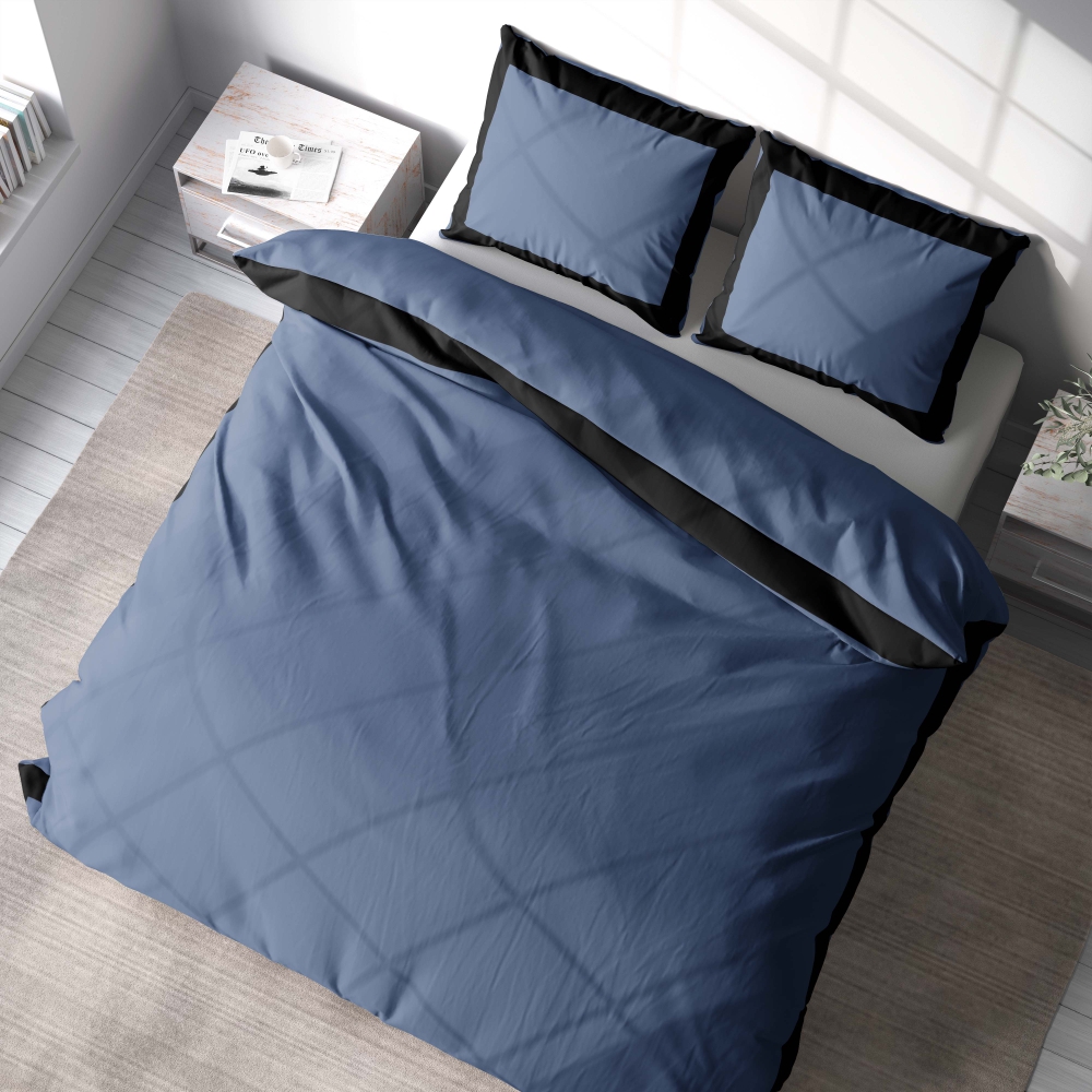 Komplet pościeli "Squared Marine". Komplety pościeli 200x220, 200x220 cm. Elegancki ciemnoniebieski zestaw pościeli ozdobiony efektowną czarną ramką, tworzącą atrakcyjny wizualnie kontrast.