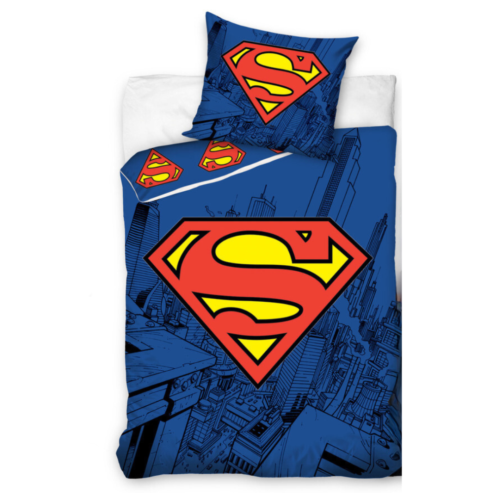 Pościeli dziecięcej "Superman". Pościel Dla Dzieci, 140x200 cm. Ciemnoniebieska pościel dziecięca ze wzorem pejzażu miejskiego i widocznym symbolem supermana.