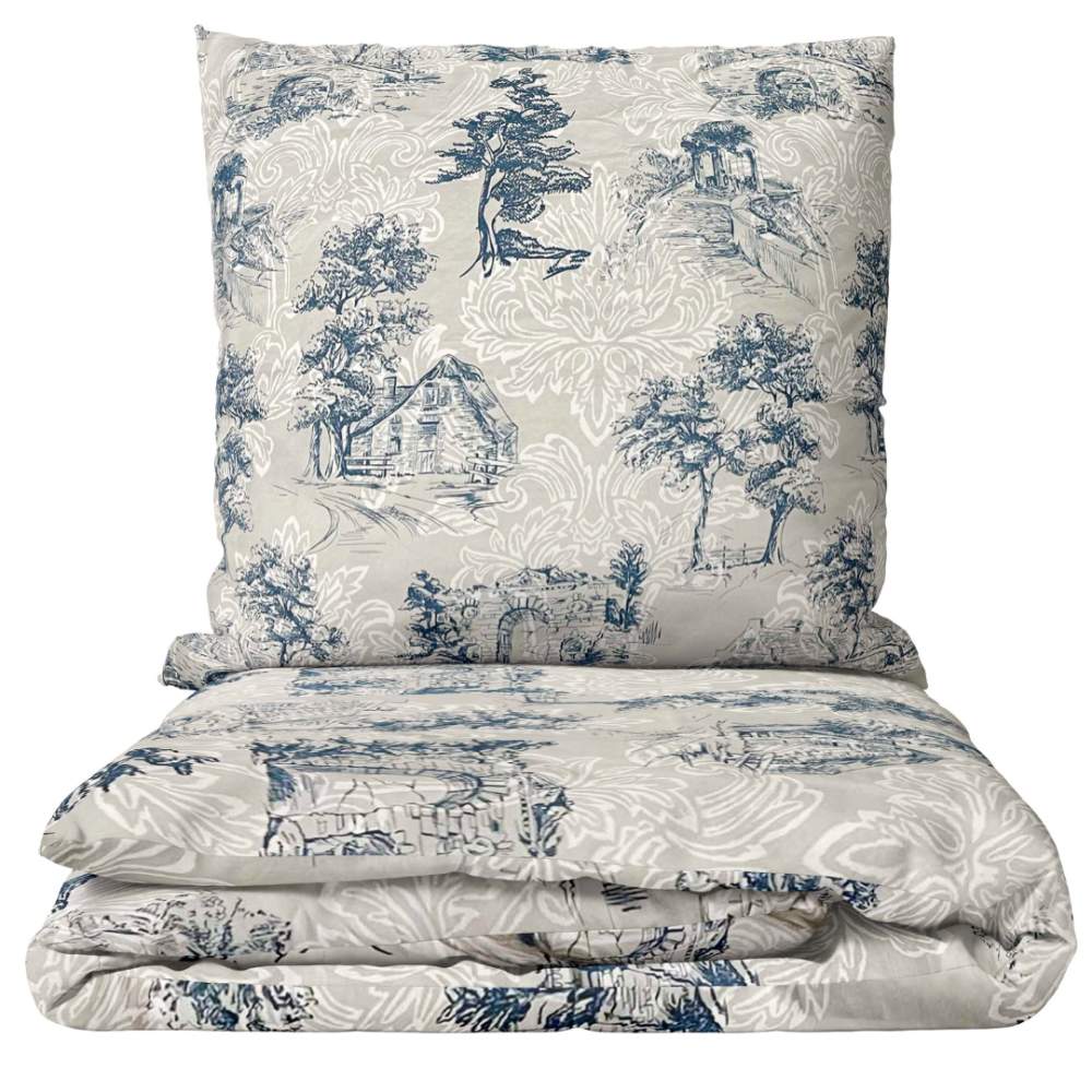 Komplet pościeli „Toile De Jouy Classic“. Komplety pościeli 140x200, 140x200 cm, 200x200 cm, 200x220 cm. Komplet pościeli z klasycznym niebieskim pejzażowym wzorem na szarym tle.