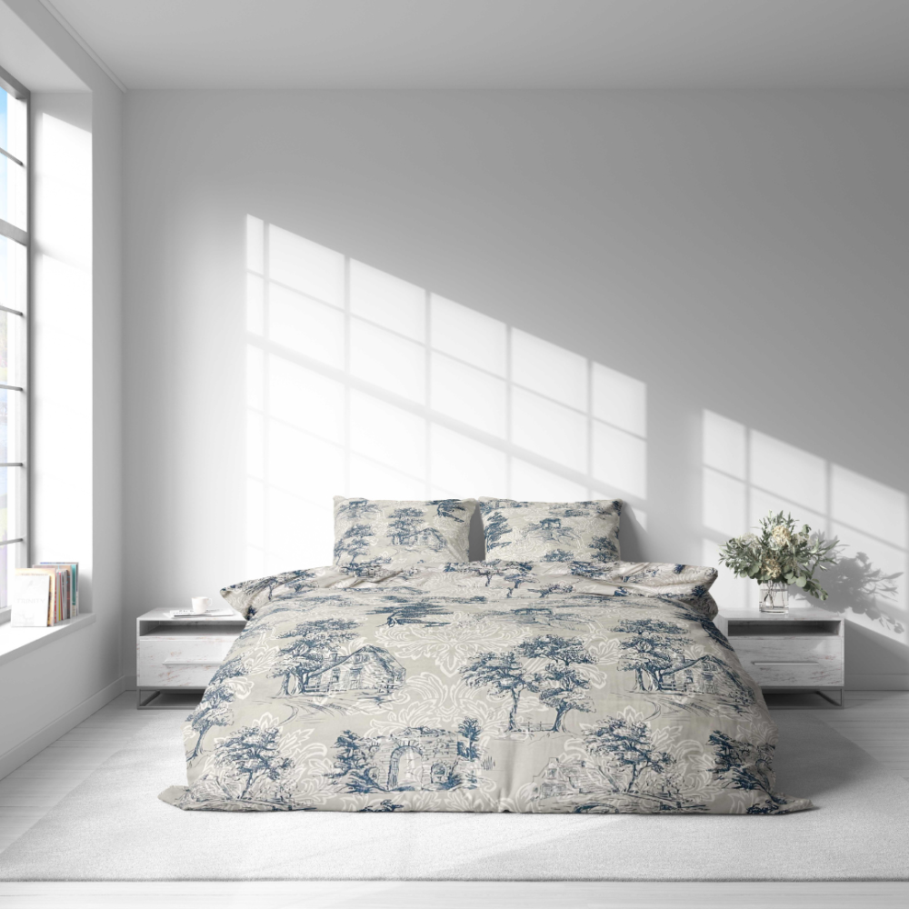 Komplet pościeli „Toile De Jouy Classic“. Komplety pościeli 140x200, 140x200 cm, 200x200 cm, 200x220 cm. Zestaw zdobi klasyczny motyw “toile” – grupy ciemnoniebieskich rysunków na jasnym tle, uwypuklające elementy architektury i przyrody.