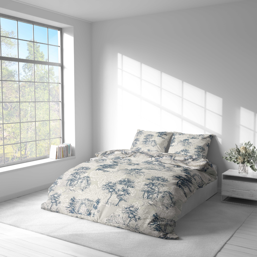 Komplet pościeli „Toile De Jouy Classic“. Komplety pościeli 140x200, 140x200 cm, 200x200 cm, 200x220 cm. Wzór tego kompletu pościeli to jasne tło z bogatymi ciemnoniebieskimi scenami wiejskich chat i drzew, wzbogaconymi subtelnymi motywami roślinnymi.