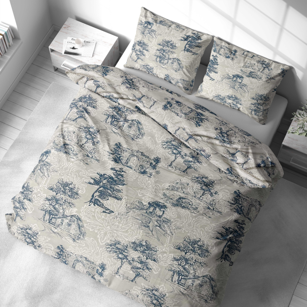 Komplet pościeli „Toile De Jouy Classic“. Komplety pościeli 140x200, 140x200 cm, 200x200 cm, 200x220 cm. Wzór uzupełniają białe motywy roślinne, w których splatają się sylwetki drzew i dekoracyjne elementy, nadając wzorowi lekkości.