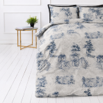 Komplet pościeli „Toile De Jouy Classic“. Wzorzysta pościel, 140x200 cm, 200x200 cm, 200x220 cm. Wzór tego kompletu pościeli to jasne tło z bogatymi ciemnoniebieskimi scenami wiejskich chat i drzew, wzbogaconymi subtelnymi motywami roślinnymi. Komplet pościeli „Toile De Jouy Classic“. Wzorzysta pościel, 140x200 cm, 200x200 cm, 200x220 cm. Wzór tego kompletu pościeli to jasne tło z bogatymi ciemnoniebieskimi scenami wiejskich chat i drzew, wzbogaconymi subtelnymi motywami roślinnymi.