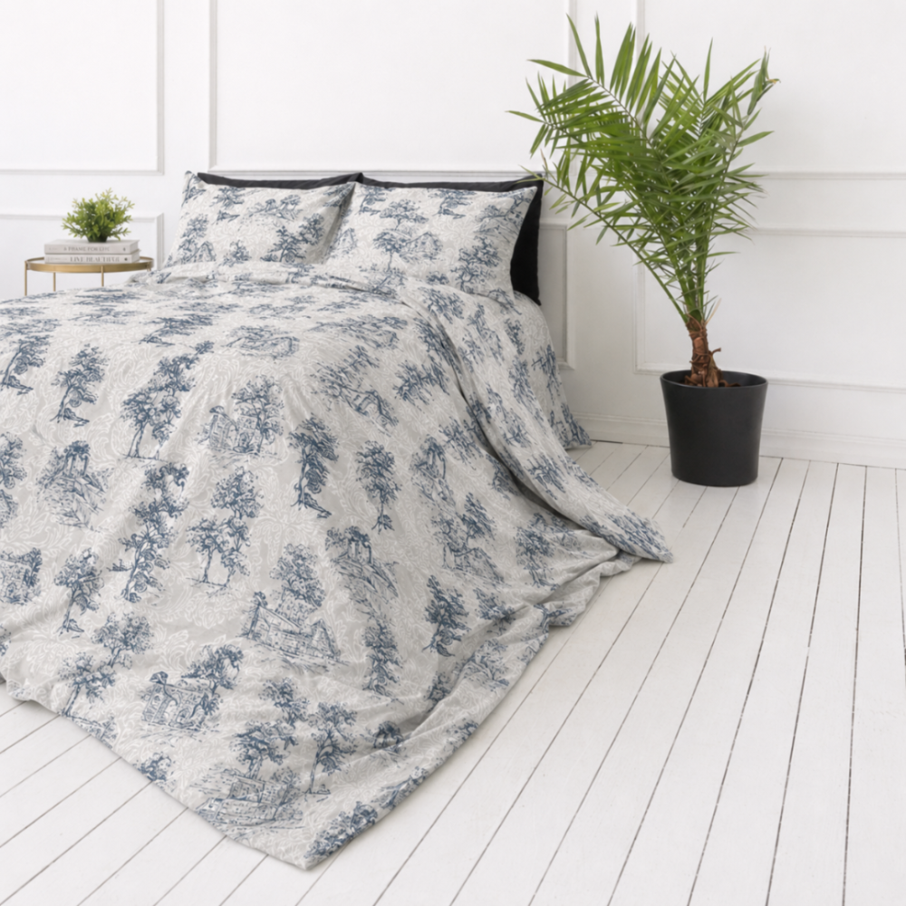 Komplet pościeli „Toile De Jouy Classic“. Wzorzysta pościel, 140x200 cm, 200x200 cm, 200x220 cm. Zestaw zdobi klasyczny motyw “toile” – grupy ciemnoniebieskich rysunków na jasnym tle, uwypuklające elementy architektury i przyrody. Komplet pościeli „Toile De Jouy Classic“. Wzorzysta pościel, 140x200 cm, 200x200 cm, 200x220 cm. Zestaw zdobi klasyczny motyw “toile” – grupy ciemnoniebieskich rysunków na jasnym tle, uwypuklające elementy architektury i przyrody.