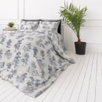 Komplet pościeli „Toile De Jouy Classic“. Wzorzysta pościel, 140x200 cm, 200x200 cm, 200x220 cm. Zestaw zdobi klasyczny motyw “toile” – grupy ciemnoniebieskich rysunków na jasnym tle, uwypuklające elementy architektury i przyrody. Komplet pościeli „Toile De Jouy Classic“. Wzorzysta pościel, 140x200 cm, 200x200 cm, 200x220 cm. Zestaw zdobi klasyczny motyw “toile” – grupy ciemnoniebieskich rysunków na jasnym tle, uwypuklające elementy architektury i przyrody.