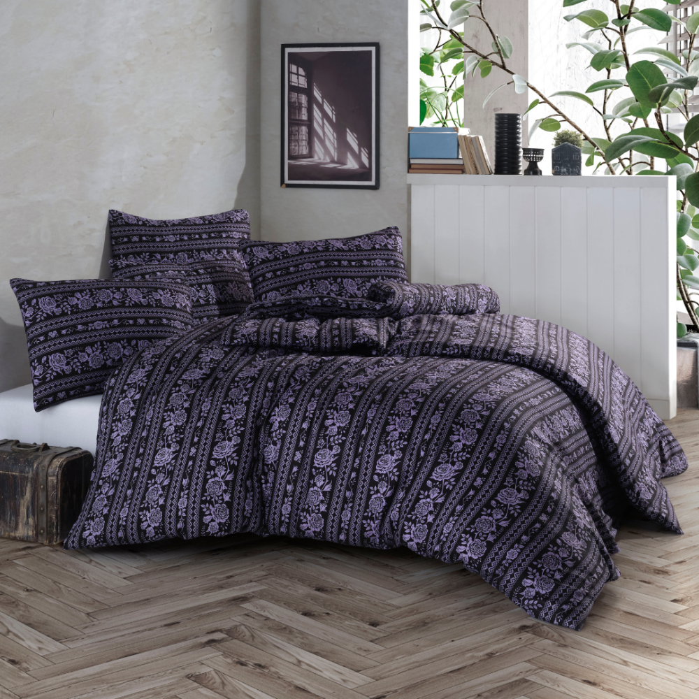 Pościel bawełniana „Vitor Purple“. Pościel Satynowa Premium, 140x200 cm, 200x200 cm, 200x220 cm. Komplet pościeli w kolorze czarnym z poziomymi fioletowymi wzorami, ze szczegółowymi wzorami i fioletowymi różami, tworzącymi odważny dwukolorowy wygląd.