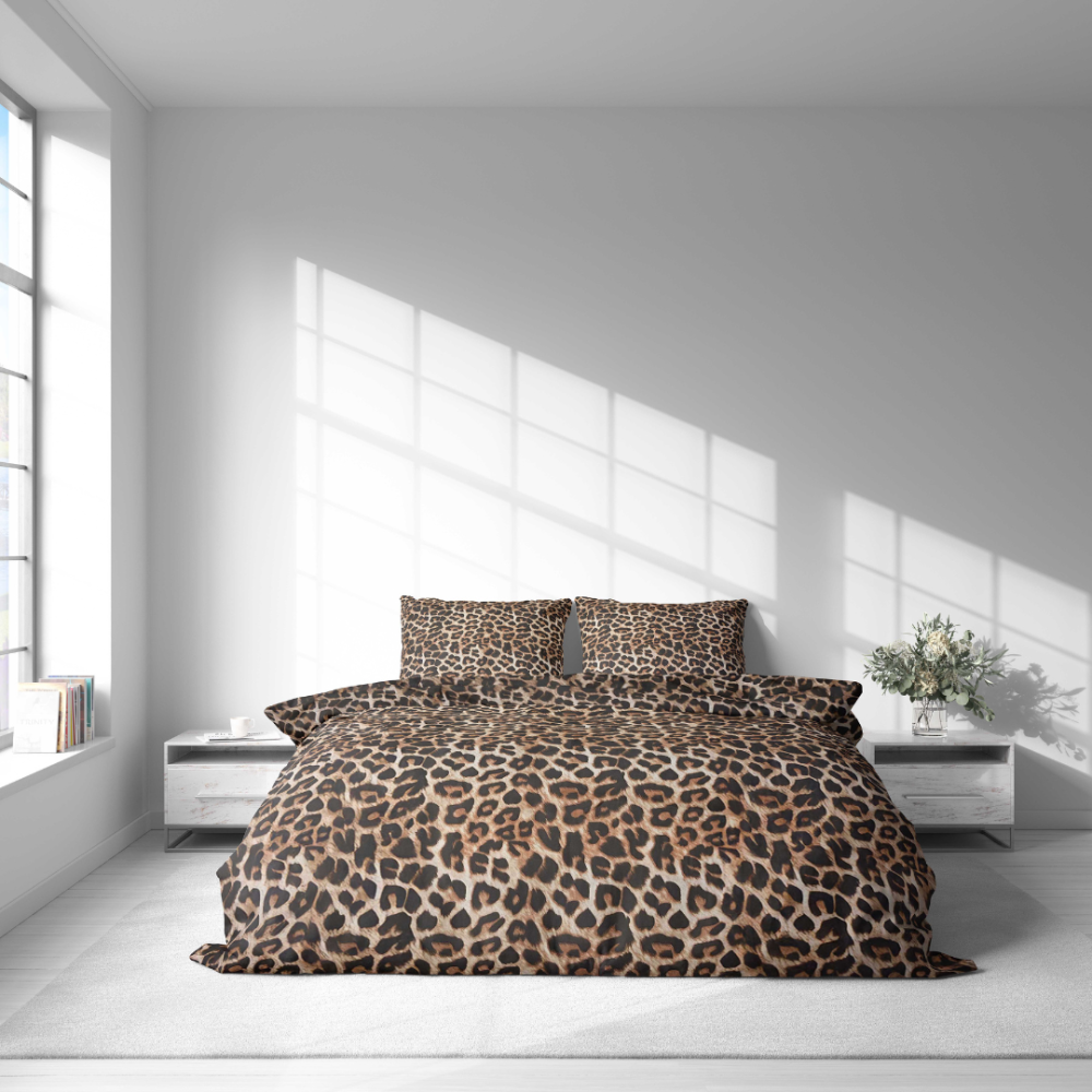 Komplet pościeli „Wild Style“. Komplety pościeli 140x200, 140x200 cm, 160x200 cm, 200x200 cm, 200x220 cm, 220x240 cm. Kombinacja ciemnego brązu i czerni z wzorem w panterkę, tworząca wyjątkową atmosferę w sypialni.
