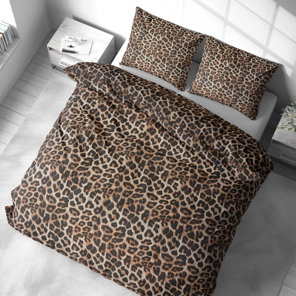 Komplet pościeli „Wild Style“. Komplety pościeli 140x200, 140x200 cm, 160x200 cm, 200x200 cm, 200x220 cm, 220x240 cm. Unikalny i radosny wzór w panterkę, nadający pokojowi poczucie luksusu i egzotyki.