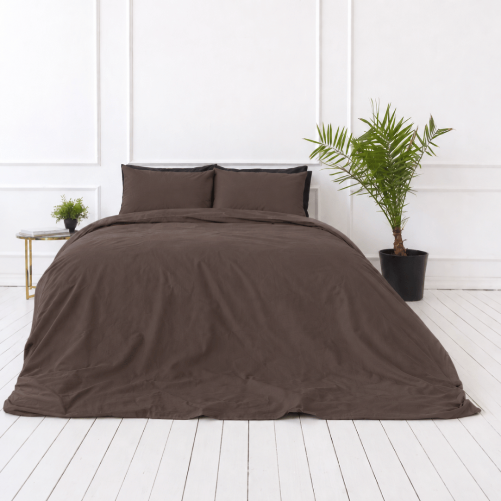 Pościel perkal „Brown Percale“. Pościel 150x200, 140x200 cm, 150x200 cm, 160x200 cm, 180x200 cm, 200x200 cm, 200x220 cm, 220x240 cm. Ciemnobrązowa poszwa na kołdrę bez motywów dekoracyjnych.