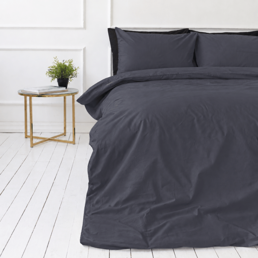 Pościel perkal „Dark Grey Percale“. Pościel 150x200, 140x200 cm, 150x200 cm, 160x200 cm, 180x200 cm, 200x200 cm, 200x220 cm, 220x240 cm. Grafitowoszara pościel z subtelnym niebieskawym podtonem. Pościel perkal „Dark Grey Percale“. Pościel 150x200, 140x200 cm, 150x200 cm, 160x200 cm, 180x200 cm, 200x200 cm, 200x220 cm, 220x240 cm. Grafitowoszara pościel z subtelnym niebieskawym podtonem.