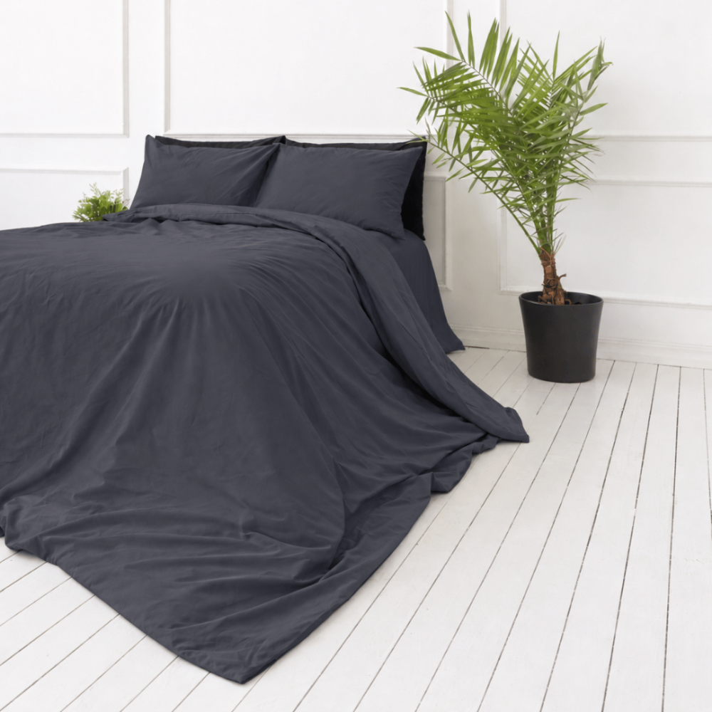 Pościel perkal „Dark Grey Percale“. Pościel 150x200, 140x200 cm, 150x200 cm, 160x200 cm, 180x200 cm, 200x200 cm, 200x220 cm, 220x240 cm. Ciemnoszara poszwa na kołdrę bez motywów dekoracyjnych. Pościel perkal „Dark Grey Percale“. Pościel 150x200, 140x200 cm, 150x200 cm, 160x200 cm, 180x200 cm, 200x200 cm, 200x220 cm, 220x240 cm. Ciemnoszara poszwa na kołdrę bez motywów dekoracyjnych.