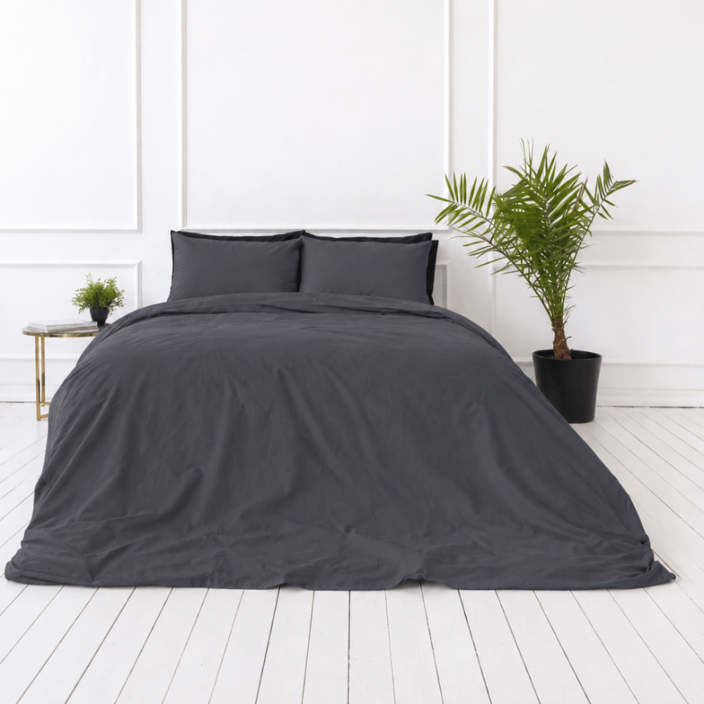 Pościel perkal „Dark Grey Percale“. Pościel 150x200, 140x200 cm, 150x200 cm, 160x200 cm, 180x200 cm, 200x200 cm, 200x220 cm, 220x240 cm. Jednokolorowe antracytowe poszewki na poduszki. Pościel perkal „Dark Grey Percale“. Pościel 150x200, 140x200 cm, 150x200 cm, 160x200 cm, 180x200 cm, 200x200 cm, 200x220 cm, 220x240 cm. Jednokolorowe antracytowe poszewki na poduszki.