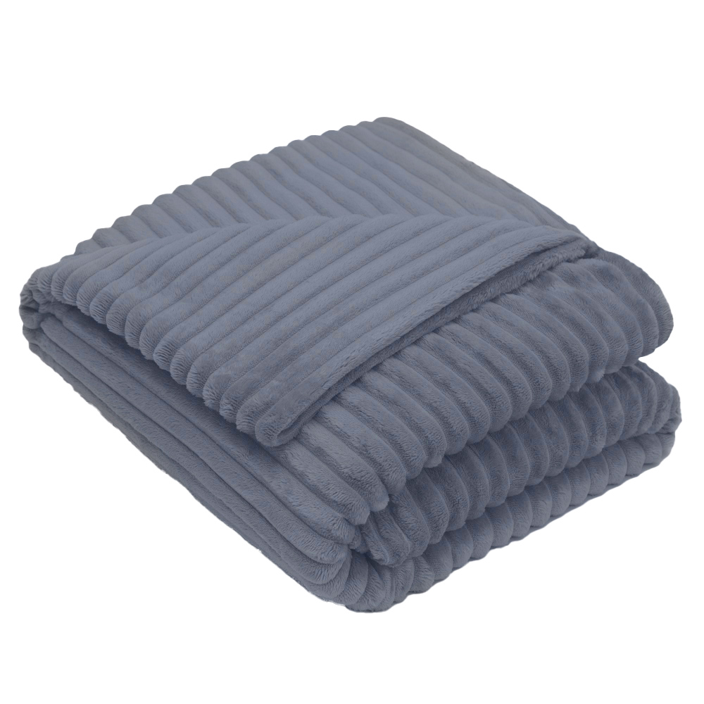 Pled „Blue Shadow fleece blanket“. Pledy, 200x220 cm. Jasnoniebieski miękki koc z wypukłymi paskami, złożony na białym tle