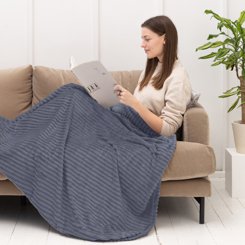 Pled „Blue Shadow fleece blanket“. Pledy, 200x220 cm. Miękki i przytulny jasnoniebieski koc z poziomymi wypukłymi liniami