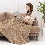 Pled „Gilded Brown fleece blanket“. Pledy, 200x220 cm. Ciepły brązowobeżowy pled ozdobiony nieregularnymi złotymi liniami marmuru.
