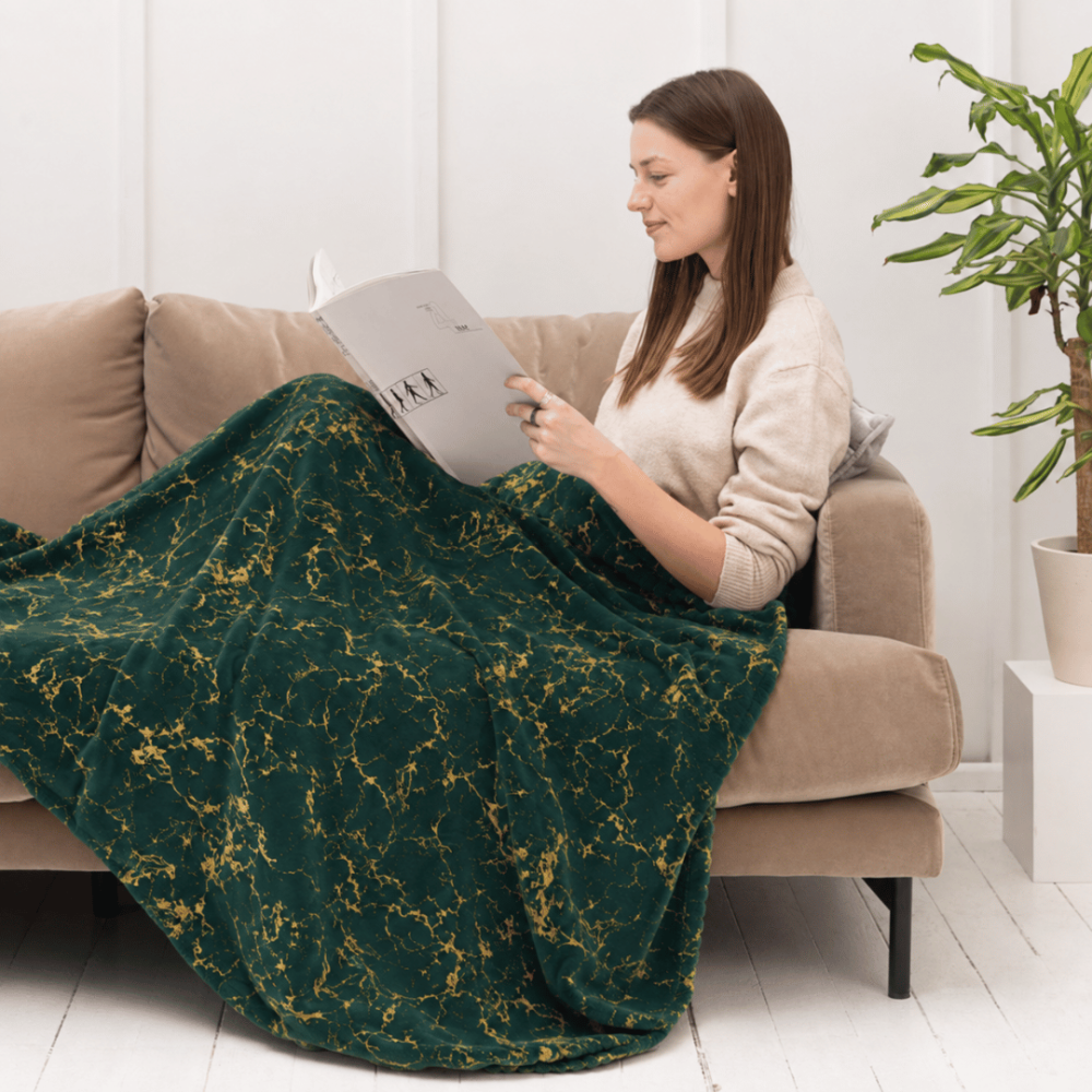 Pled „Gilded Green fleece blanket“. Pledy, 200x220 cm. Głęboko zielony pled ozdobiony nieregularnymi złotymi liniami marmuru.