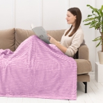 Pled „Marshmallow Lily fleece blanket“. Pledy, 200x220 cm. Puszysty koc w paski w różowo-fioletowym kolorze, idealny do relaksu