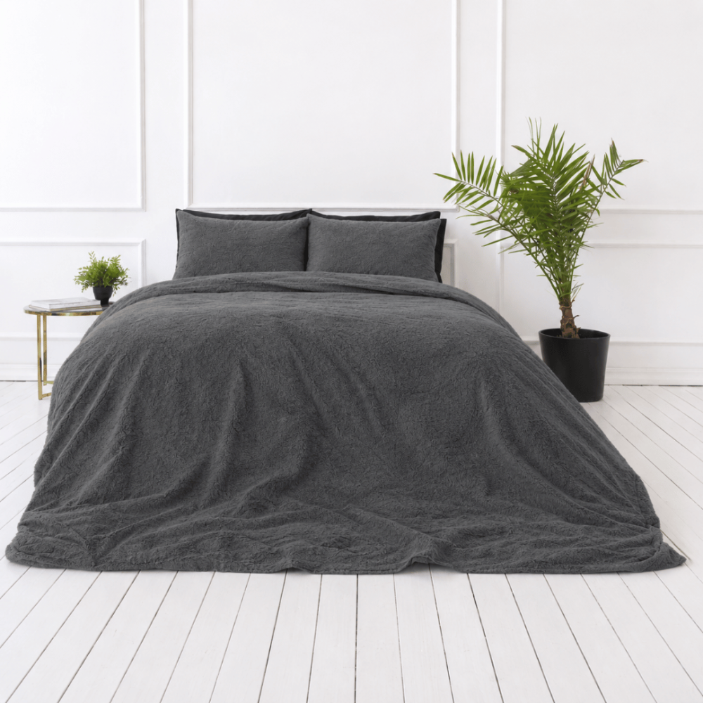 Pościel z pluszu „Minky Dark Grey“. Pościel jednokolorowa, 200x220 cm. Elegancki komplet pościeli z pluszu w ciemnoszarym kolorze.