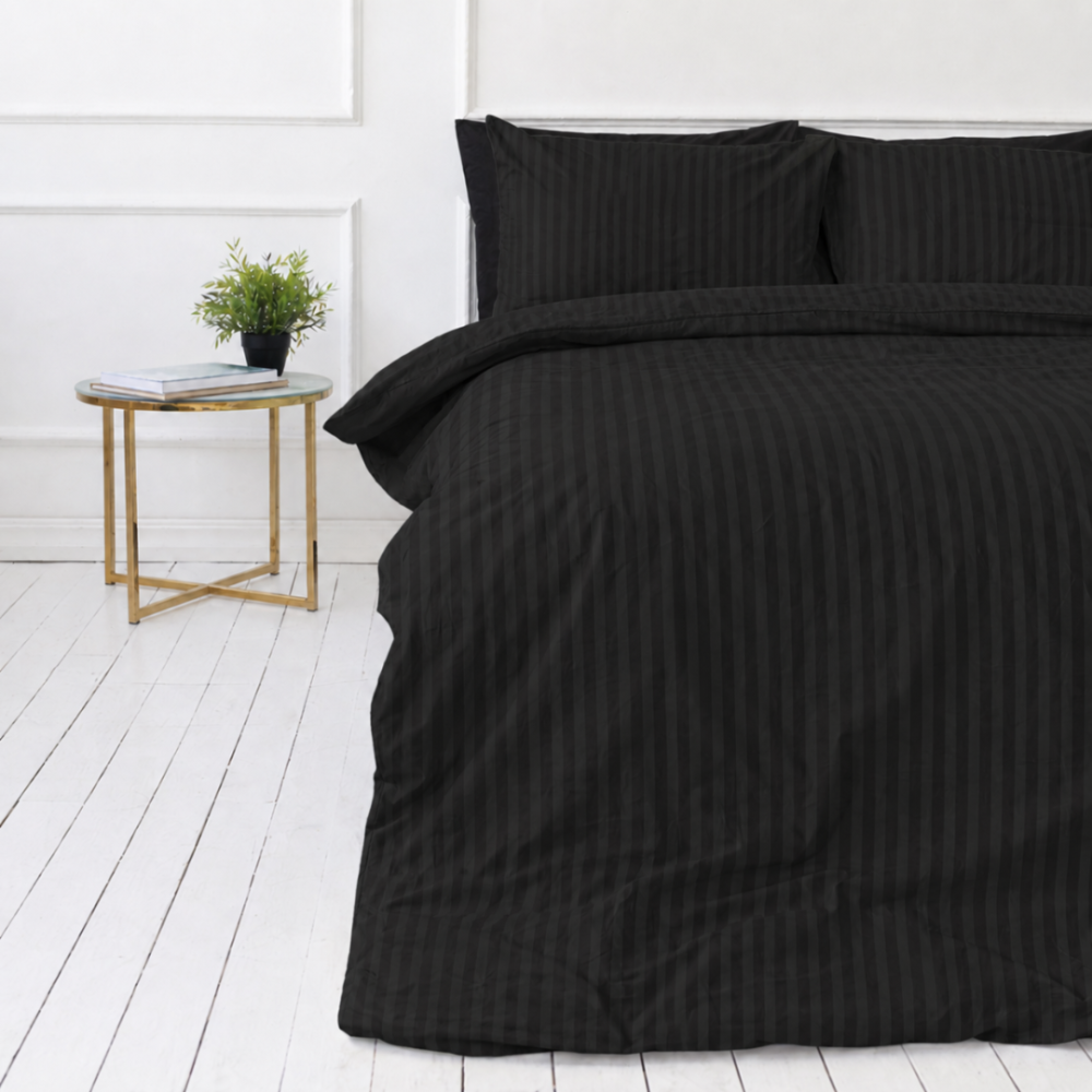 Pościel satyna bawełniana PREMIUM "Black Stripe Sateen“. Wzorzysta pościel, 140x200 cm, 200x200 cm. Bawełniany komplet w czarnym odcieniu z delikatnymi prążkami. Pościel satyna bawełniana PREMIUM "Black Stripe Sateen“. Wzorzysta pościel, 140x200 cm, 200x200 cm. Bawełniany komplet w czarnym odcieniu z delikatnymi prążkami.