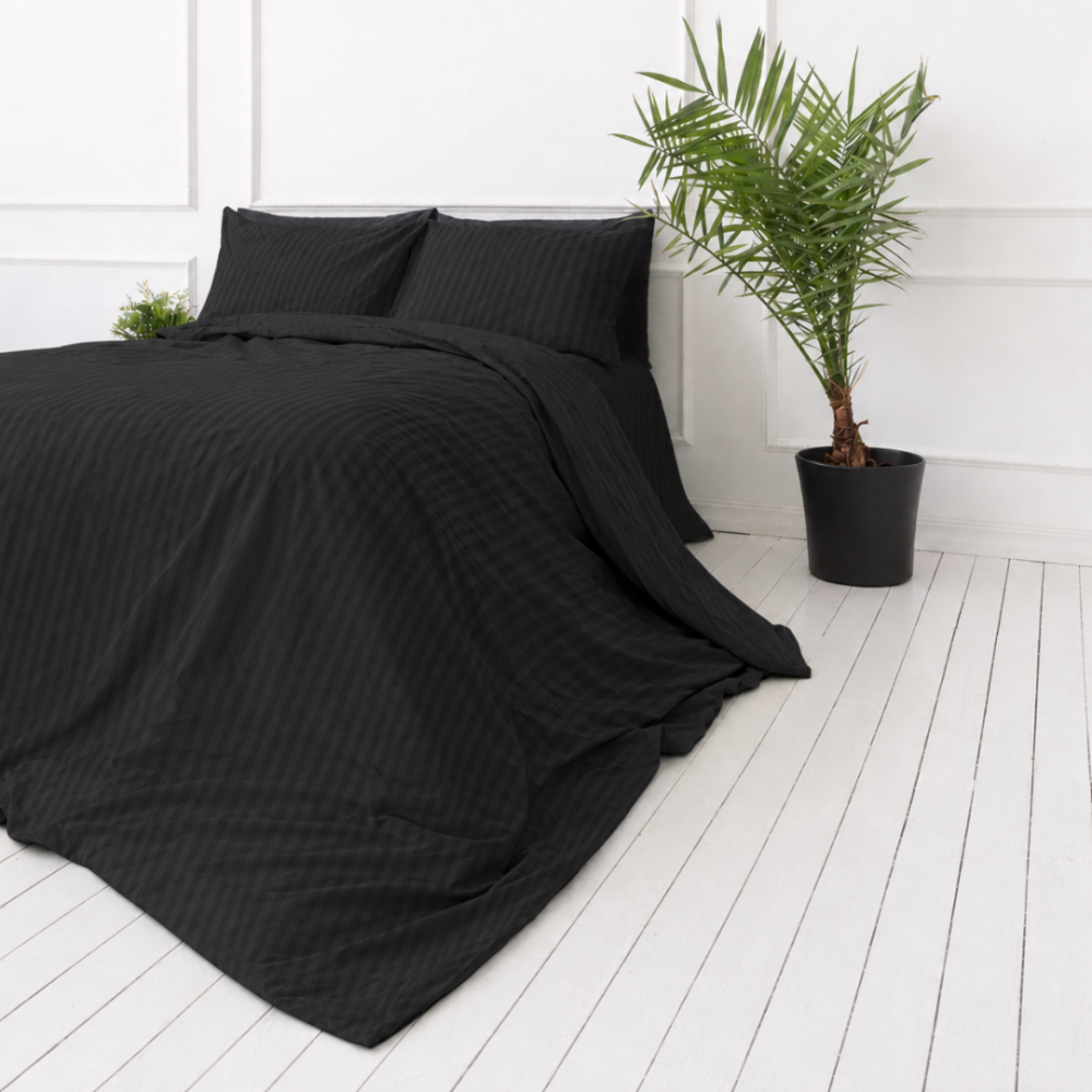Pościel satyna bawełniana PREMIUM "Black Stripe Sateen“. Wzorzysta pościel, 140x200 cm, 200x200 cm. Elegancki pasiasty wzór w głębokiej czerni. Pościel satyna bawełniana PREMIUM "Black Stripe Sateen“. Wzorzysta pościel, 140x200 cm, 200x200 cm. Elegancki pasiasty wzór w głębokiej czerni.